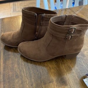 Women’s booties with small heel